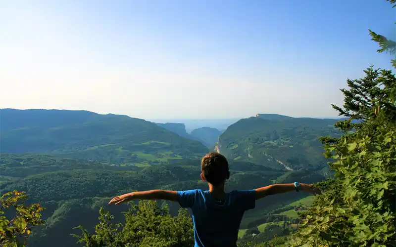 enfant paysage montagne Vercors